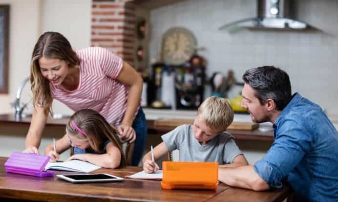 അധ്യാപക ദിനത്തിന് മുമ്പ് രക്ഷിതാക്കൾക്ക് വെല്ലുവിളി: വിലവർദ്ധനവ് കാരണം കനേഡിയൻ കുടുംബങ്ങൾ ആശങ്കയിൽ