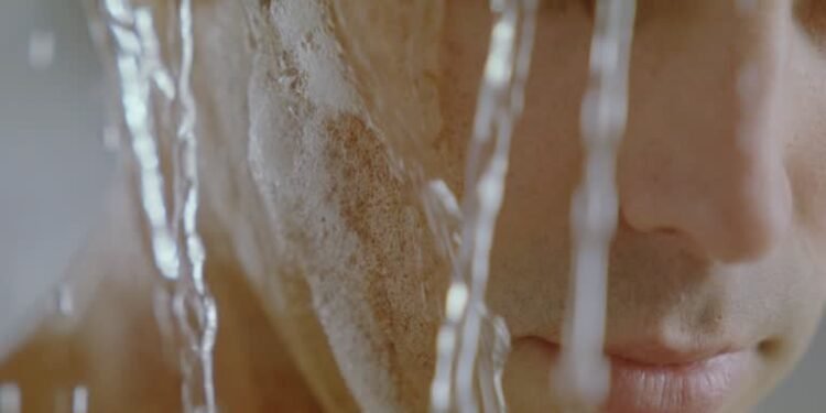 സോപ്പ് തേച്ച് കുളിച്ചതിന്റെ വീഡിയോ വൈറൽ; കാനഡയിലെ പ്രകൃതി സൗന്ദര്യം ഇല്ലാതാക്കാൻ ശ്രമിച്ചെന്ന് ആരോപണം