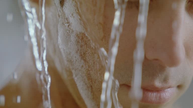 സോപ്പ് തേച്ച് കുളിച്ചതിന്റെ വീഡിയോ വൈറൽ; കാനഡയിലെ പ്രകൃതി സൗന്ദര്യം ഇല്ലാതാക്കാൻ ശ്രമിച്ചെന്ന് ആരോപണം