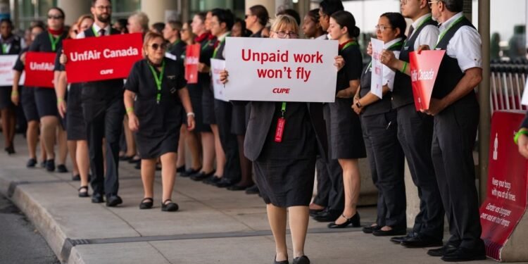 ആയിരങ്ങളുടെ സ്വപ്നയാത്രകൾ പ്രതിസന്ധിയിൽ; എയർ കാനഡ ജീവനക്കാർ സമരത്തിലേക്ക് 1 ആയിരങ്ങളുടെ സ്വപ്നയാത്രകൾ പ്രതിസന്ധിയിൽ; എയർ കാനഡ ജീവനക്കാർ സമരത്തിലേക്ക്