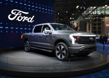 ഫോർഡ് F-150 ട്രക്കുകൾ തിരിച്ചുവിളിക്കുന്നു; കാനഡയിൽ 22,000-ത്തിലധികം വാഹനങ്ങളിൽ തകരാർ 3 ഫോർഡ് F-150 ട്രക്കുകൾ തിരിച്ചുവിളിക്കുന്നു; കാനഡയിൽ 22,000-ത്തിലധികം വാഹനങ്ങളിൽ തകരാർ
