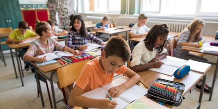 വേനൽക്കാലത്ത് സ്കൂളിലേക്ക് മടങ്ങി GTA വിദ്യാർത്ഥികൾ; ഈ അവധിക്കാല മാതൃകക്ക് പിന്നിലെ രഹസ്യം ഇതാണ് 1 വേനൽക്കാലത്ത് സ്കൂളിലേക്ക് മടങ്ങി GTA വിദ്യാർത്ഥികൾ; ഈ അവധിക്കാല മാതൃകക്ക് പിന്നിലെ രഹസ്യം ഇതാണ്