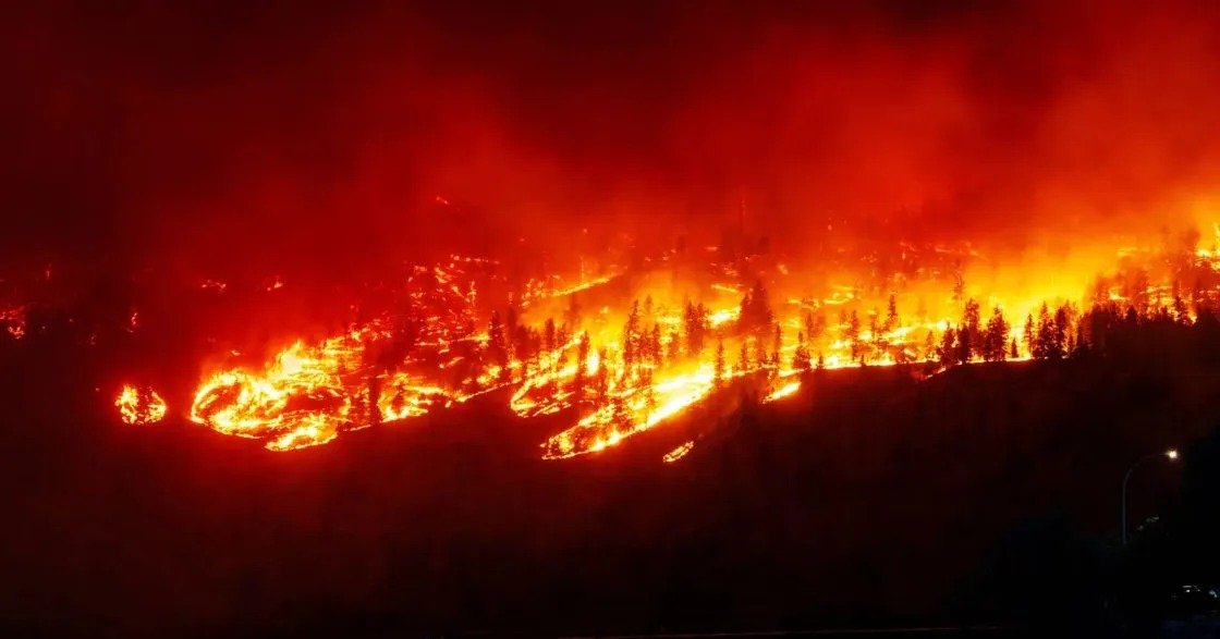 കാട്ടുതീയിൽ വെന്തുരുകി ബാമ്ഫീൽഡ്; ടൂറിസം സീസണിൽ വൈദ്യുതി മുടങ്ങി, പട്ടണം ഇരുട്ടിൽ