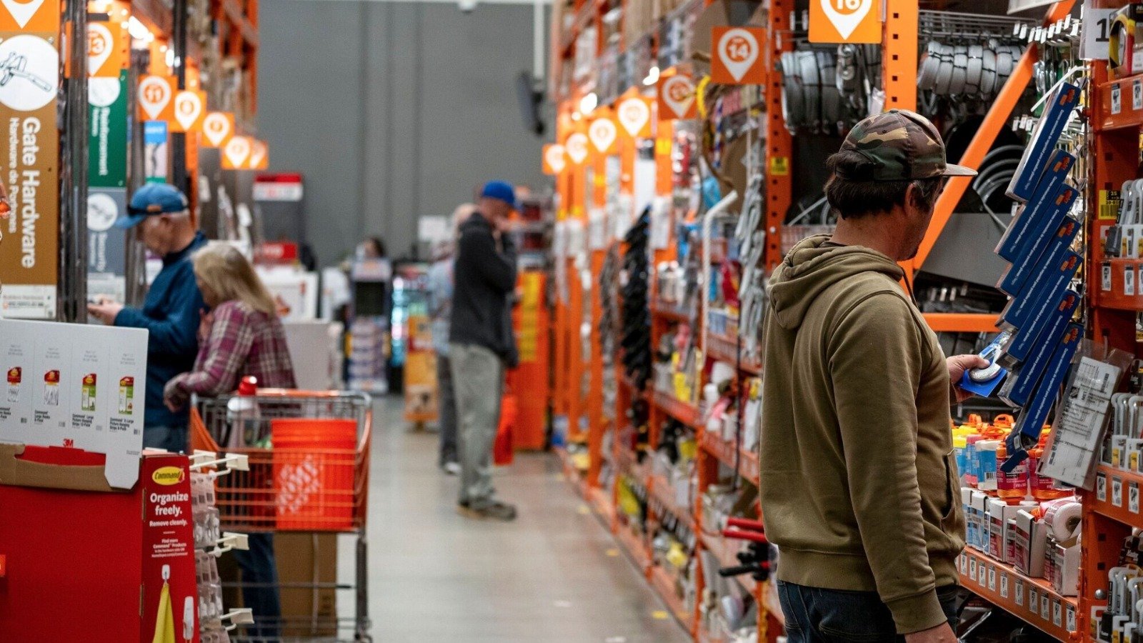 കാനഡയുടെ വീട് നിർമ്മാണ മേഖല പ്രതിസന്ധിയിൽ; ഹോം ഡിപ്പോ വില ഉയർത്തുന്നു