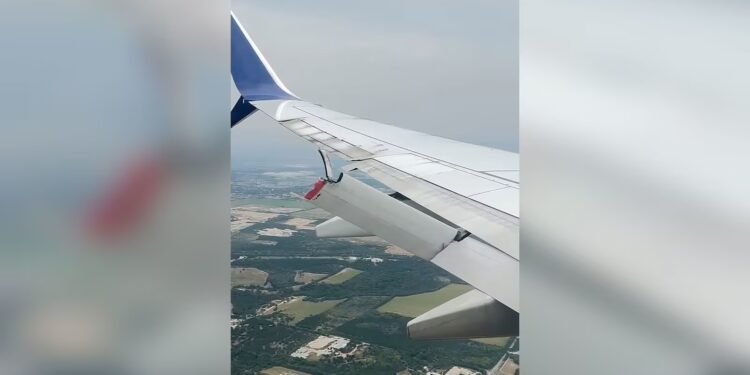 യാത്രക്കാർ കണ്ടത് ഞെട്ടിക്കുന്ന കാഴ്ച; ഡെൽറ്റ വിമാനത്തിന് യാത്രക്കിടയിൽ വെച്ച് തകരാർ 1 യാത്രക്കാർ കണ്ടത് ഞെട്ടിക്കുന്ന കാഴ്ച; ഡെൽറ്റ വിമാനത്തിന് യാത്രക്കിടയിൽ വെച്ച് തകരാർ