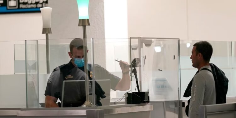 യുഎസ് അതിർത്തി കടക്കുന്നവർ ശ്രദ്ധിക്കുക! ഫോൺ പരിശോധന ശക്തമാക്കി കസ്റ്റംസ്, ലക്ഷ്യം വിദേശികൾ