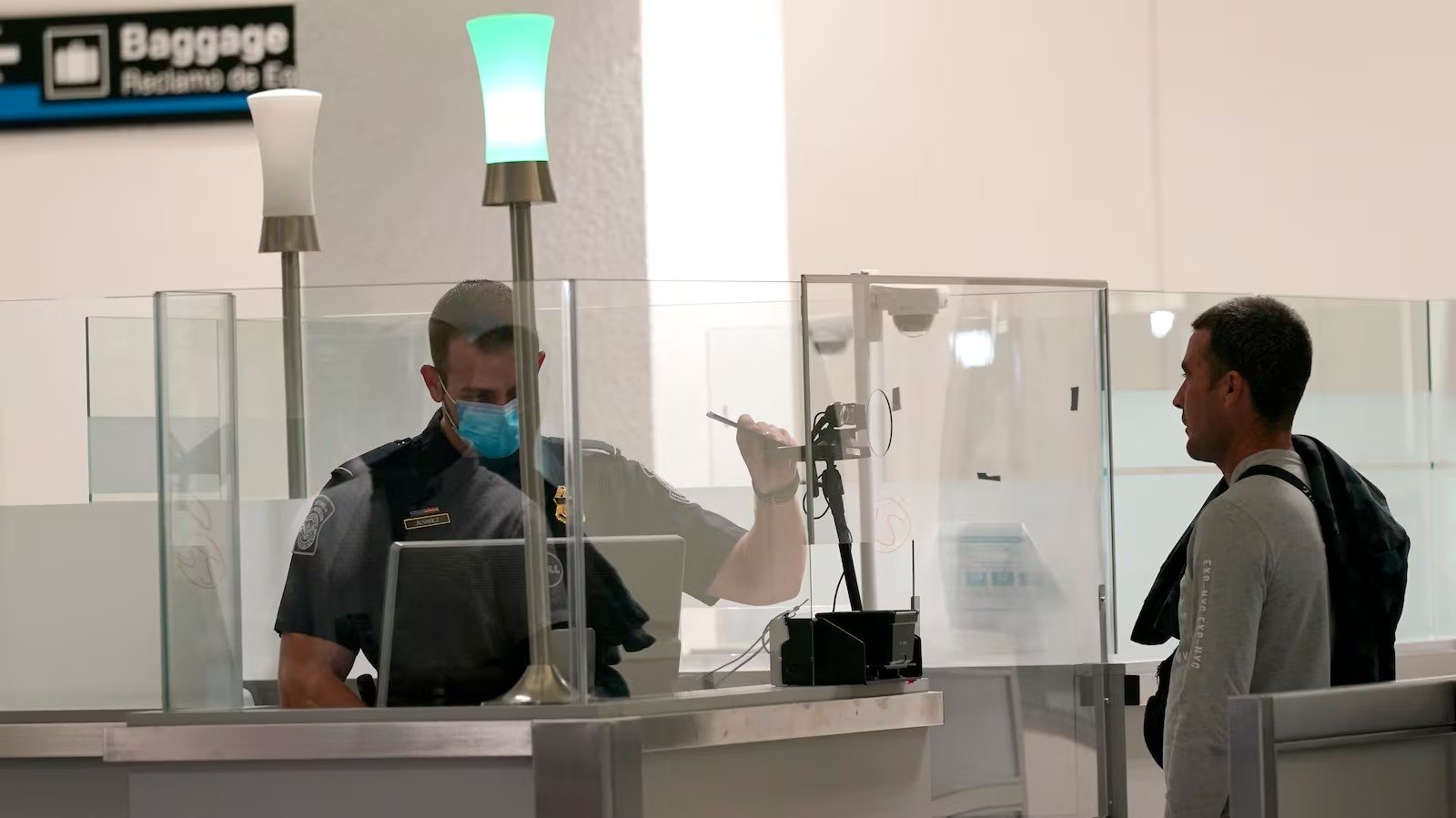 യുഎസ് അതിർത്തി കടക്കുന്നവർ ശ്രദ്ധിക്കുക! ഫോൺ പരിശോധന ശക്തമാക്കി കസ്റ്റംസ്, ലക്ഷ്യം വിദേശികൾ