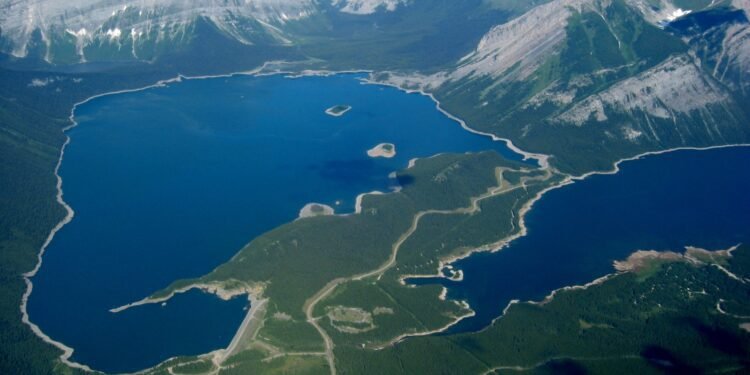 അപ്പർ കാനനാസ്കിസിൽ വഞ്ചി മറിഞ്ഞു; നാല് യാത്രക്കാരിൽ രണ്ട് പേരെ കാണാതായി, രക്ഷാപ്രവർത്തനം ശക്തമാക്കി