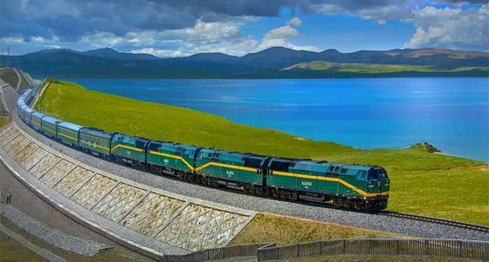 ലോകത്തെ അദ്ഭുതപ്പെടുത്തി ചൈനീസ് റെയിൽവേ, ഇത് വെറും യാത്രയല്ല; ആകാശയാത്ര! 1 ലോകത്തെ അദ്ഭുതപ്പെടുത്തി ചൈനീസ് റെയിൽവേ, ഇത് വെറും യാത്രയല്ല; ആകാശയാത്ര!