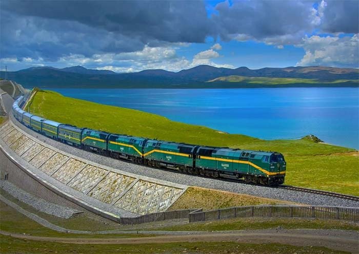 ലോകത്തെ അദ്ഭുതപ്പെടുത്തി ചൈനീസ് റെയിൽവേ, ഇത് വെറും യാത്രയല്ല; ആകാശയാത്ര!