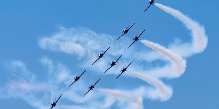 ആകാശം കീഴടക്കി പറന്നുയരാൻ വിമാനങ്ങൾ; കനേഡിയൻ ഇന്റർനാഷണൽ എയർ ഷോയ്ക്ക് കൊടിയേറി