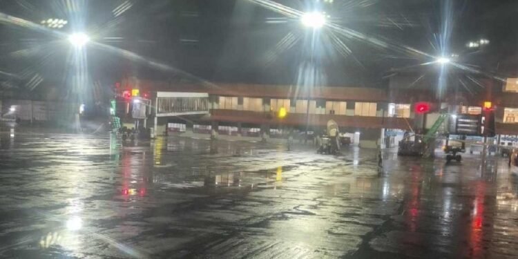 എഞ്ചിൻ തകരാർ; എയർ ഇന്ത്യ വിമാനം റൺവേയിൽ നിന്ന് തെന്നിമാറി: ടേക്ക് ഓഫ് നിർത്തിവച്ചു 1 Air India flight AI 504