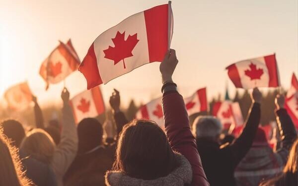 കാനഡയുടെ സ്റ്റാർട്ടപ്പ് വിസ പ്രോഗ്രാമിന് എന്തുപറ്റി? 85 ശതമാനം അപേക്ഷകളും നിരസിക്കപ്പെടുന്നു, കാരണമിതാണ്! 1 crowd-hands-waving-flags-of-canada