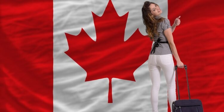 ഫ്രഞ്ച് സംസാരിക്കുന്ന വിദ്യാർത്ഥികൾക്ക് കോളടിച്ചു! കാനഡയിൽ പുതിയ പദ്ധതി; PR നേടൽ വളരെ എളുപ്പം 1 girl with canada flag