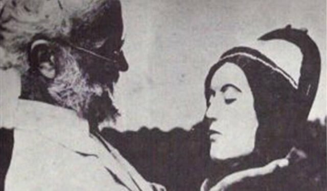 കാമുകിയുടെ മൃതദേഹം കല്ലറയിൽ നിന്ന് മോഷ്ടിച്ചു; അണിയിച്ചൊരുക്കി സ്വന്തം കിടക്കയിൽ സൂക്ഷിച്ചത് വർഷങ്ങളോളം, ഭ്രാന്തമായ പ്രണയത്തിന്റെ കഥ 1 Carl Tanzler and Elena de Hoyos