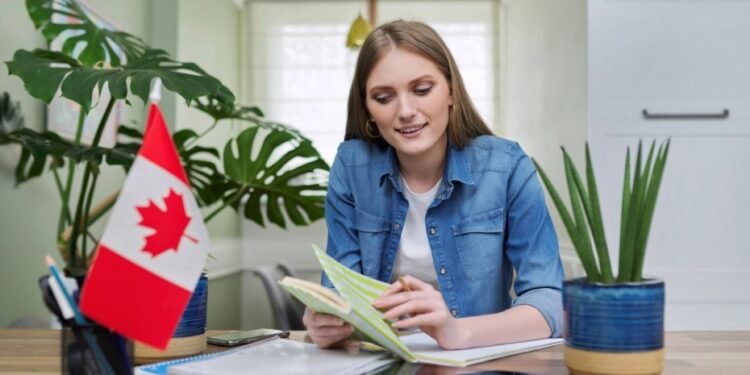 കാനഡയിലേക്ക് കുടിയേറാൻ ഇനി ഇതും പാസാകണം!; പുതിയ ഇംഗ്ലീഷ് ഭാഷാ പരീക്ഷയെ കുറിച്ച് അറിഞ്ഞോ? 1 lady with book