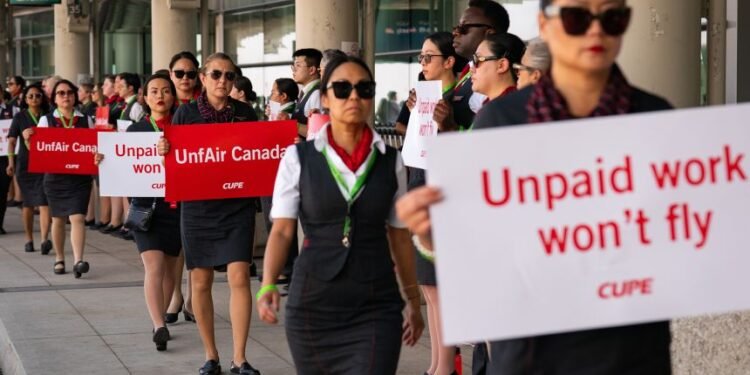 ശമ്പളത്തെ ചൊല്ലി എയർ കാനഡ ജീവനക്കാർക്കിടയിൽ കനത്ത എതിർപ്പ്; ലേബർ കരാർ വോട്ടിംഗിൽ പരാജയപ്പെടുമോ? 1 ശമ്പളത്തെ ചൊല്ലി എയർ കാനഡ ജീവനക്കാർക്കിടയിൽ കനത്ത എതിർപ്പ്; ലേബർ കരാർ വോട്ടിംഗിൽ പരാജയപ്പെടുമോ?