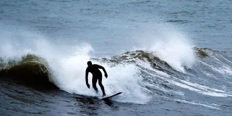 തിരമാലകൾക്ക് ജീവൻ വെച്ചപ്പോൾ! ഹരിക്കെയ്ൻ എറിനെ വരവേറ്റ് സർഫർമാർ 1 Nova Scotians take advantage of big swells caused by Hurricane Erin.