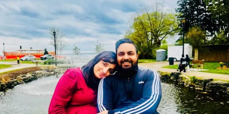 പ്രസവാനന്തരം ഇന്ത്യൻ യുവതി മരിച്ച സംഭവം; ഒന്റാരിയോയിലെ ആശുപത്രിക്കെതിരെ ഗുരുതര ആരോപണങ്ങളുമായി കുടുംബം 1 a man and woman sitting next to a pond