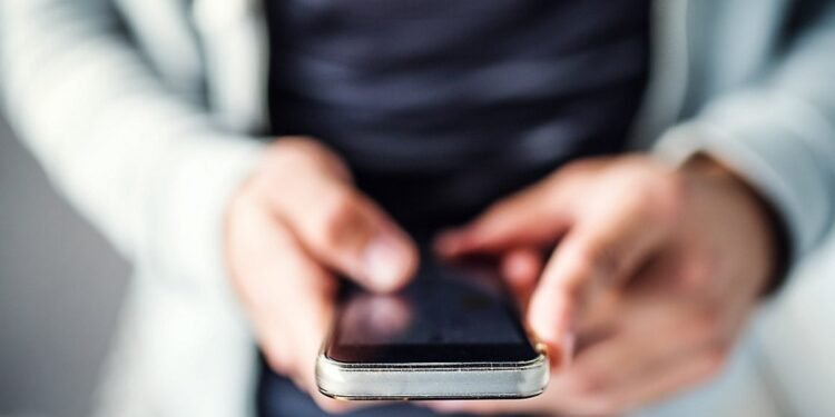 AI വെറും തമാശയല്ല, വിദ്വേഷ പ്രചാരണത്തിനുള്ള ആയുധങ്ങൾ; ശ്രദ്ധിച്ചില്ലെങ്കിൽ കുടുങ്ങും 1 phone