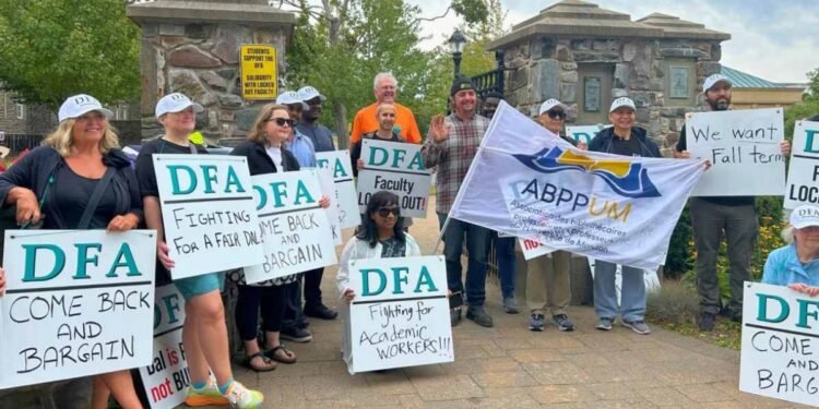 ശമ്പള വർധനവിനെച്ചൊല്ലി തർക്കം: ഡൽഹൗസി യൂണിവേഴ്സിറ്റിയിൽ ക്ലാസ്സുകൾ നിർത്തിവെച്ചു 1 Association members