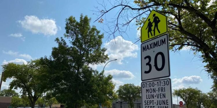 സ്കൂൾ സോണുകളിൽ അപകടഭീഷണി: വിദ്യാർത്ഥികളുടെ സുരക്ഷ ആശങ്കയിൽ 1 school zone