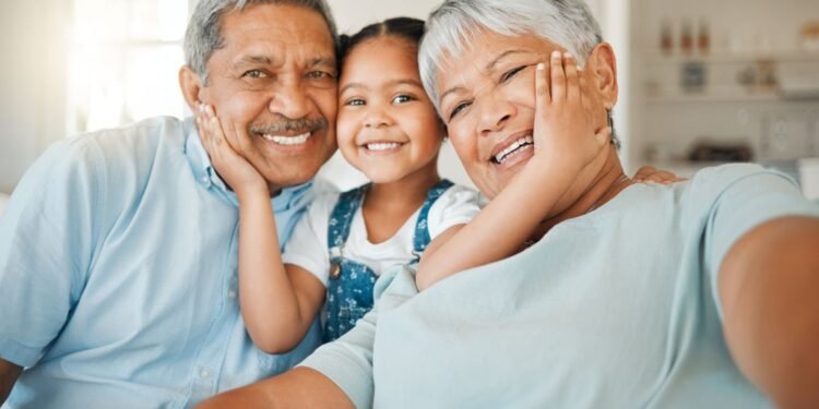 ആരോഗ്യ കാരണങ്ങളാൽ മാതാപിതാക്കൾക്ക് കാനഡയിൽ പ്രവേശനാനുമതി നിഷേധിക്കുന്നത് എങ്ങനെ ഒഴിവാക്കാം: ഇക്കാര്യങ്ങൾ അറിഞ്ഞിരിക്കണം! 1 KID WITH GRANDPARENTS