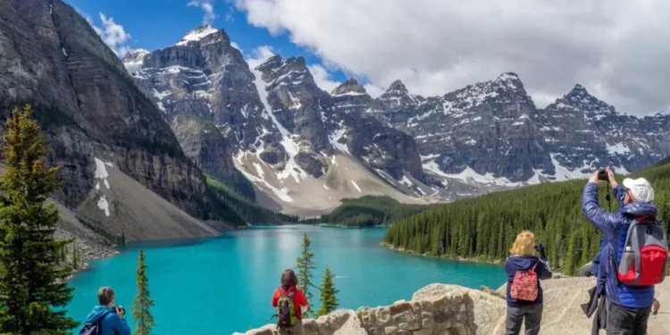 കാനഡയിൽ ഇതാ സാഹസിക യാത്രികരുടെ പറുദീസ!; എപ്പോളാണ് യാത്രക്ക് മികച്ച സമയം 1 tourists