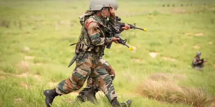 വെടിനിർത്തൽ കരാർ ലംഘിച്ച് പാകിസ്ഥാൻ, തിരിച്ചടിച്ച് ഇന്ത്യൻ സൈന്യം; രാജ്യത്ത് കനത്ത ജാഗ്രത 1 INDIAN ARMY