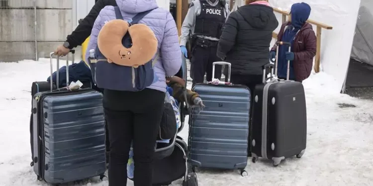 രക്ഷകരായി പോലീസ്: 44 കുടിയേറ്റക്കാരെ ട്രക്കിൽ കുത്തിനിറച്ച് കടത്താൻ ശ്രമം, മൂന്ന് പേർ അറസ്റ്റിൽ 1 രക്ഷകരായി പോലീസ്: 44 കുടിയേറ്റക്കാരെ ട്രക്കിൽ കുത്തിനിറച്ച് കടത്താൻ ശ്രമം, മൂന്ന് പേർ അറസ്റ്റിൽ