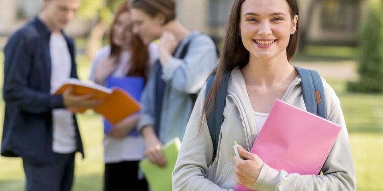 'കാനഡ മടുത്തോ?' പുറംതിരിഞ്ഞ് വിദേശ വിദ്യാർത്ഥികൾ; സ്റ്റഡി പെർമിറ്റുകളുടെ എണ്ണവും കുറഞ്ഞു 1 student