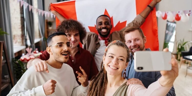 കാനഡയിൽ PR ഇൻവിറ്റേഷനുകളുടെ പ്രവാഹം: സെപ്റ്റംബർ ആദ്യവാരം 13,600ലധികം പേർക്ക് ക്ഷണം 1 happy people with canada flag