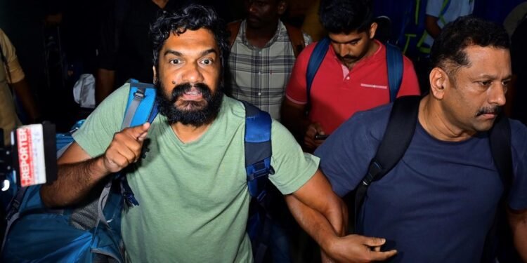 'പ്രേമിക്കുന്നത് കുറ്റമാണോ?'; നിരന്തരം ശല്യമെന്ന് പ്രമുഖ നടിയുടെ പരാതി; തങ്ങൾ പ്രണയത്തിലെന്ന് സംവിധായകൻ, നാടകീയ അറസ്റ്റ് 1 sanal kumar arrest