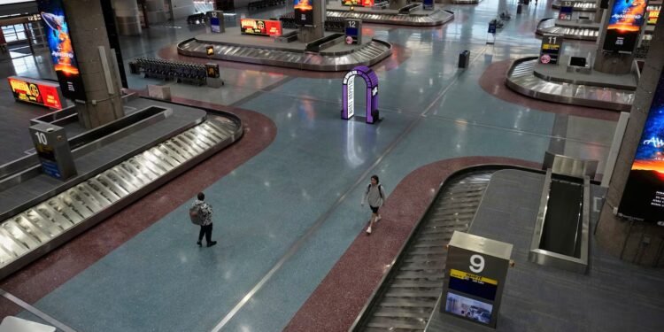 പുതിയ നയങ്ങൾ അമേരിക്കയുടെ വരുമാനം കുറച്ചു; വിദേശ സഞ്ചാരികൾ മറ്റ് രാജ്യങ്ങളിലേക്ക് ! 1 പുതിയ നയങ്ങൾ അമേരിക്കയുടെ വരുമാനം കുറച്ചു; വിദേശ സഞ്ചാരികൾ മറ്റ് രാജ്യങ്ങളിലേക്ക് !