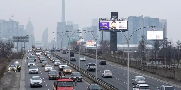 ടൊറന്റോയിൽ ഗതാഗതക്കുരുക്ക് കൂടും; ഓഫീസിലേക്ക് മടങ്ങിയെത്താനുള്ള നിർദ്ദേശങ്ങൾ യാത്രക്കാരെ വലയ്ക്കും 1 ടൊറന്റോയിൽ ഗതാഗതക്കുരുക്ക് കൂടും; ഓഫീസിലേക്ക് മടങ്ങിയെത്താനുള്ള നിർദ്ദേശങ്ങൾ യാത്രക്കാരെ വലയ്ക്കും