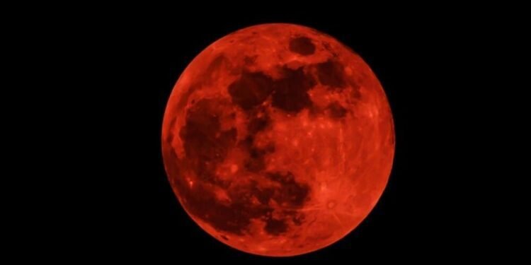 ചുവപ്പണിഞ്ഞ് ചന്ദ്രൻ; അപൂർവ ചന്ദ്രഗ്രഹണം ഇന്ന് രാത്രി, അറിയേണ്ടതെല്ലാം