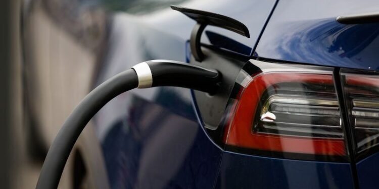 വിൽപ്പന ഇടിഞ്ഞ് ഇലക്ട്രിക് കാറുകൾ; കാനഡയിൽ ഹൈബ്രിഡ് വാഹനങ്ങൾക്ക് വൻ ഡിമാൻഡ്