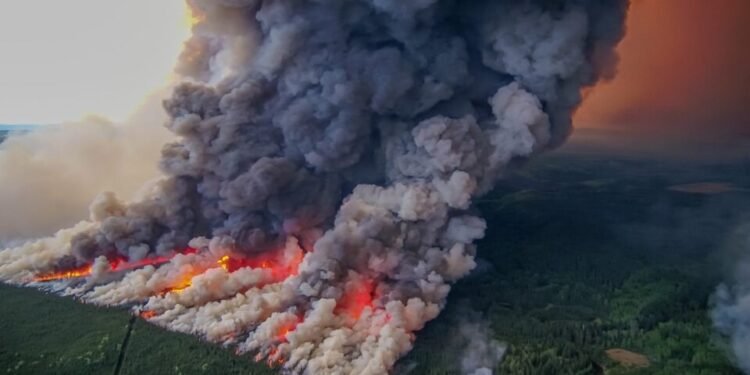 ലോങ് ലേക്ക് കാട്ടുതീ: 8,468 ഹെക്ടർ കത്തിനശിച്ചു, രക്ഷാപ്രവർത്തനം ദുഷ്കരം!