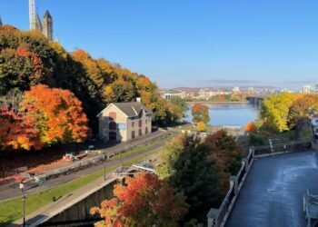 ശരത്കാല വർണ്ണങ്ങൾ തേടി ഒട്ടാവയിലേക്ക്; കാണാൻ ഏറ്റവും മികച്ച സ്ഥലങ്ങളും സമയവും അറിയാം