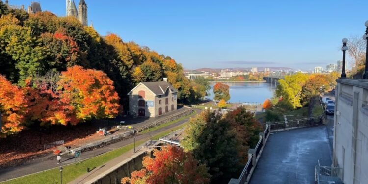 ശരത്കാല വർണ്ണങ്ങൾ തേടി ഒട്ടാവയിലേക്ക്; കാണാൻ ഏറ്റവും മികച്ച സ്ഥലങ്ങളും സമയവും അറിയാം 1 ശരത്കാല വർണ്ണങ്ങൾ തേടി ഒട്ടാവയിലേക്ക്; കാണാൻ ഏറ്റവും മികച്ച സ്ഥലങ്ങളും സമയവും അറിയാം