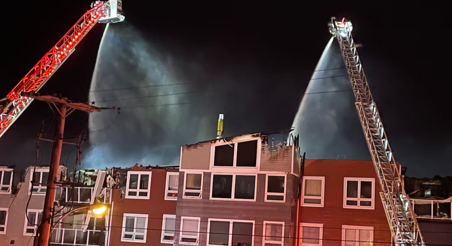 മിഡിൽ സാക്ക്‌വില്ലെയിൽ വൻ തീപിടിത്തം; അപ്പാർട്ട്‌മെൻ്റ് കെട്ടിടത്തിന് ഗുരുതര നാശനഷ്ടം