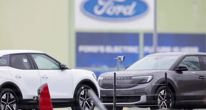 ഇലക്ട്രിക് കാർ സ്വപ്നങ്ങൾക്ക് മങ്ങൽ; ഫോർഡ് ജർമനിയിലെ തൊഴിലാളികളെ വെട്ടിക്കുറയ്ക്കുന്നു