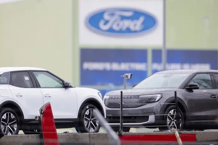 ഇലക്ട്രിക് കാർ സ്വപ്നങ്ങൾക്ക് മങ്ങൽ; ഫോർഡ് ജർമനിയിലെ തൊഴിലാളികളെ വെട്ടിക്കുറയ്ക്കുന്നു