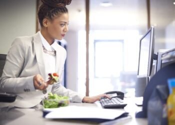 വിശ്രമിക്കാൻ മടിച്ച് കാനഡക്കാർ: ഉച്ചഭക്ഷണം ഒഴിവാക്കുന്നത് ഉത്പാദനക്ഷമത കൂട്ടുമോ? പഠനം പറയുന്നത് ഇങ്ങനെ