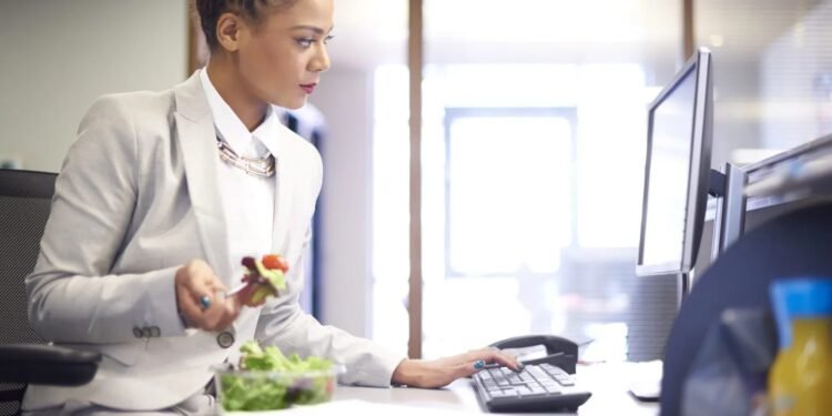 വിശ്രമിക്കാൻ മടിച്ച് കാനഡക്കാർ: ഉച്ചഭക്ഷണം ഒഴിവാക്കുന്നത് ഉത്പാദനക്ഷമത കൂട്ടുമോ? പഠനം പറയുന്നത് ഇങ്ങനെ 1 വിശ്രമിക്കാൻ മടിച്ച് കാനഡക്കാർ: ഉച്ചഭക്ഷണം ഒഴിവാക്കുന്നത് ഉത്പാദനക്ഷമത കൂട്ടുമോ? പഠനം പറയുന്നത് ഇങ്ങനെ