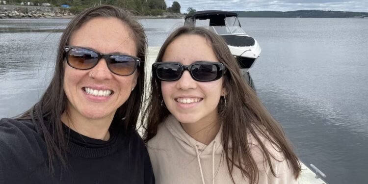 ഉദ്യോഗസ്ഥരുടെ പിഴവുമൂലം കാനഡ വിടേണ്ടി വന്ന അമ്മയ്ക്കും മകൾക്കും തിരിച്ചെത്താൻ അനുമതി 1 ഉദ്യോഗസ്ഥരുടെ പിഴവുമൂലം കാനഡ വിടേണ്ടി വന്ന അമ്മയ്ക്കും മകൾക്കും തിരിച്ചെത്താൻ അനുമതി