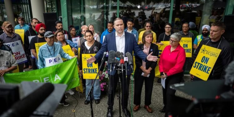 ഖനന മേഖലയെ സ്തംഭിപ്പിച്ച് ജീവനക്കാർ; ബ്രിട്ടീഷ് കൊളംബിയയിൽ സമരം ശക്തം