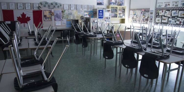 അധ്യാപക സമരം: പിന്തുണയുമായി വിദ്യാഭ്യാസ ജീവനക്കാരും; ജോലി ഏറ്റെടുക്കില്ലെന്ന് പ്രഖ്യാപനം