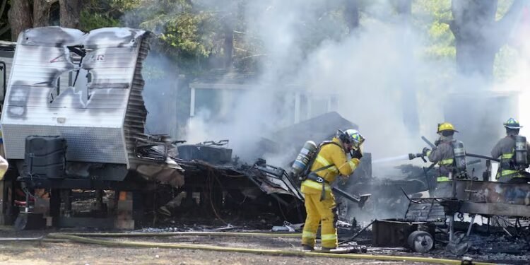 ഭീതിയിൽ അനാപൊളിസ് വാലി; ക്യാമ്പ് ഗ്രൗണ്ടിൽ തീപിടിത്തം, മൂന്ന് വാഹനങ്ങൾ കത്തിനശിച്ചു