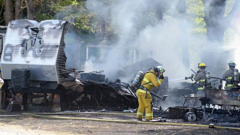 ഭീതിയിൽ അനാപൊളിസ് വാലി; ക്യാമ്പ് ഗ്രൗണ്ടിൽ തീപിടിത്തം, മൂന്ന് വാഹനങ്ങൾ കത്തിനശിച്ചു